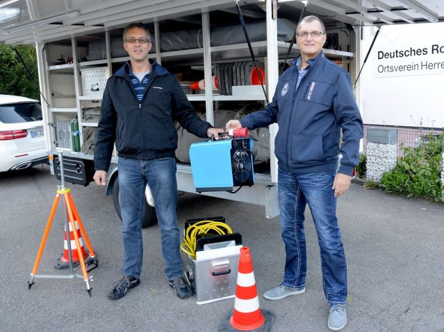Edgar Ziegler (re) übergibt Torsten Stehle (li) den neuen Technikanhänger.