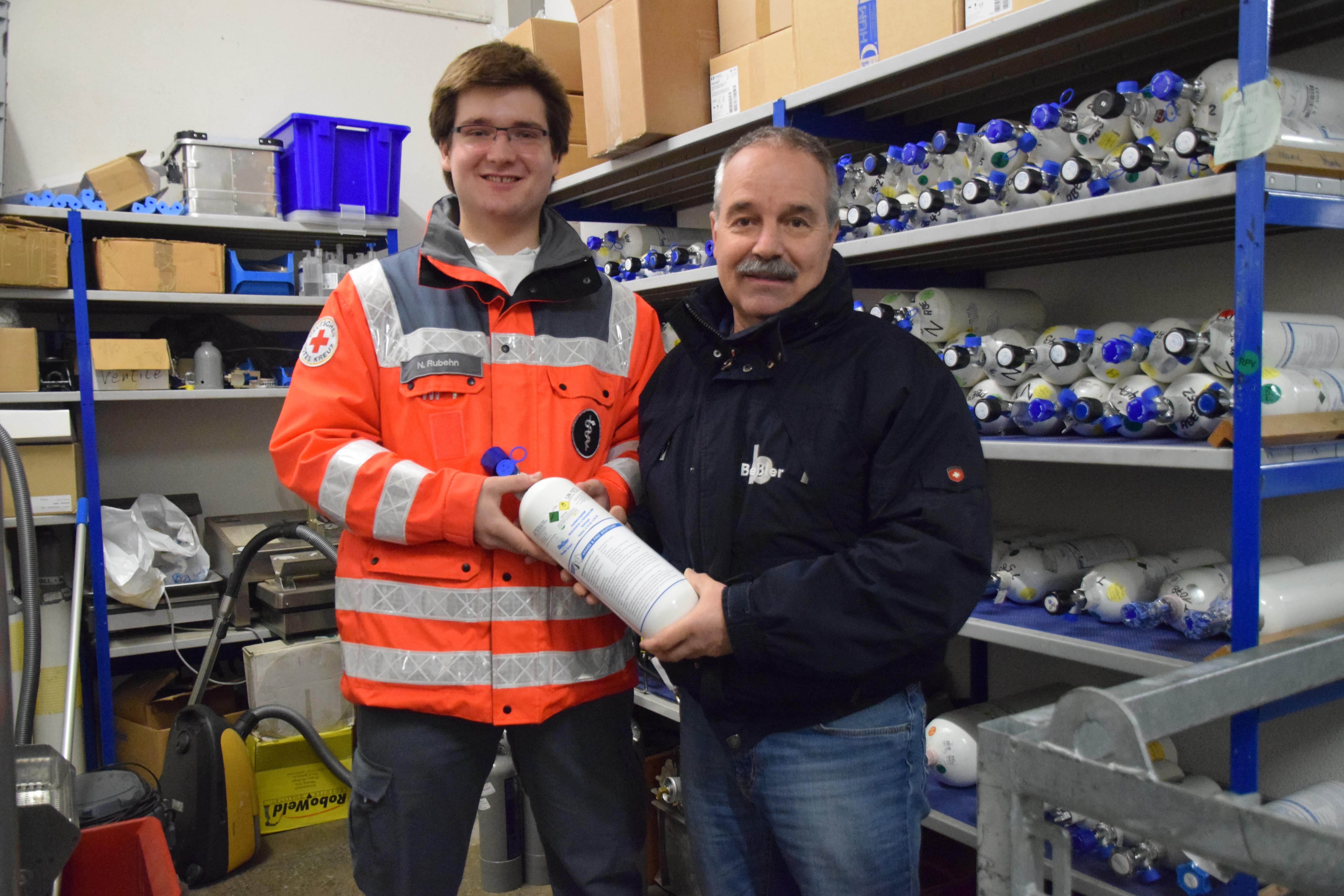Das Foto zeigt Nils Rubehn (DRK) und Johannes Beßler bei der Übergabe.